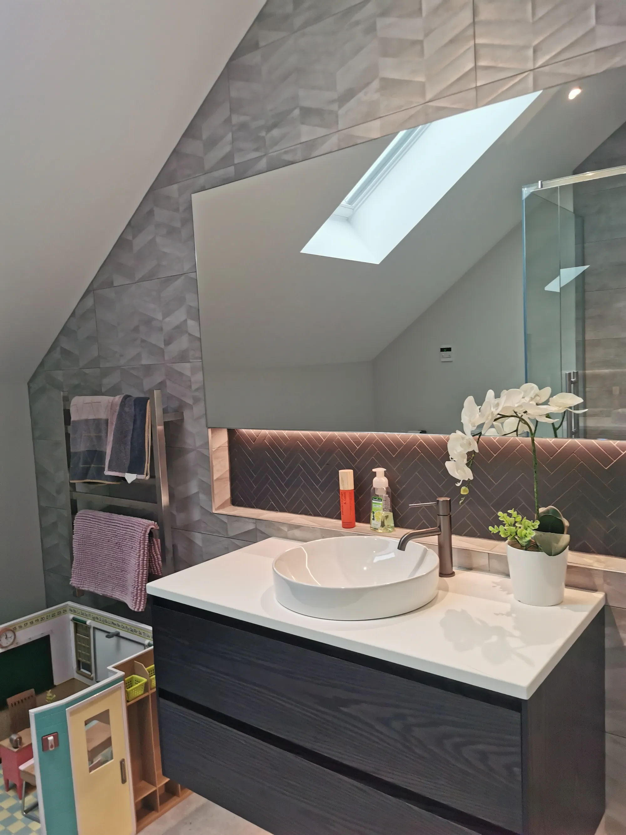 Bathroom with mosaic feature niche detail by JSR Tiling