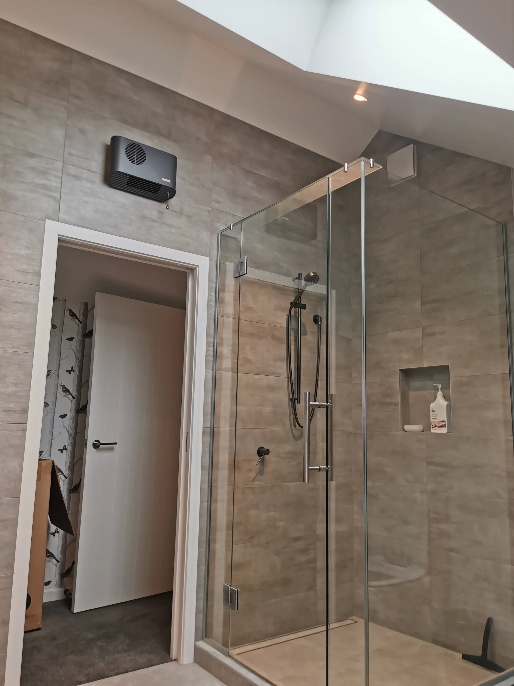 Large-format tiled shower — Canterbury